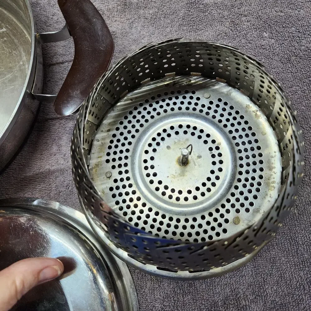 Various stainless steel pan, bowl and collapsible collinder Shlf